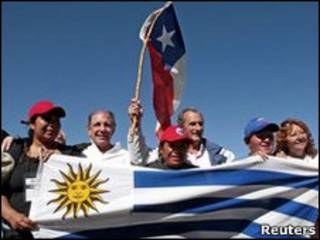 Sobreviventes de acidente aéreo visitam mineiros presos no Chile