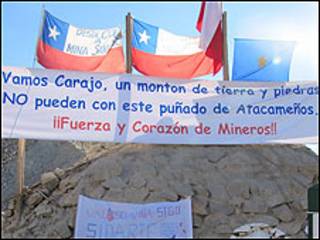 Pancartas de ánimo en el campamento Esperanza.