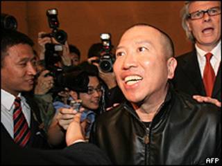 Tony Chan e seu advogado, Jonathan Midgley, em Hong Kong (feveereiro, 2010/AFP)