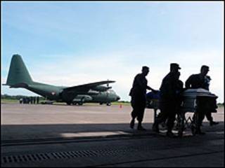 Un cadáver de un salvadoreño repatriado desde la masacre en Tamaulipas, México.