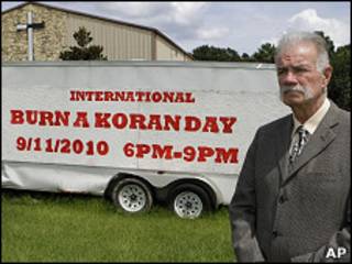 Pastor Terry Jones, organizador de la hoguera de textos del Corán