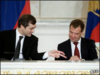 Владислав Сурков и Дмитрий Медведев (31 августа 2010 года)