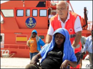 Voluntário da Cruz Vermelha ajuda imigrante na Espanha