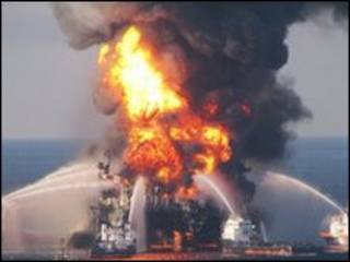 Explosão de plataforma, em abril