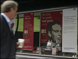Un hombre pasa frente a una librería que promociona A Journey de Tony Blair