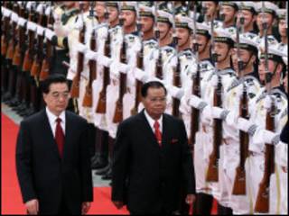တရုတ်သမ္မတရဲ့ ဖိတ်ကြားချက်အရ မြန်မာခေါင်းဆောင် ပီကင်းရောက်စဉ်