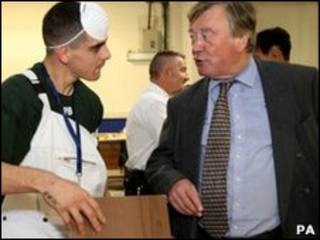 Министр юстиции общается с заключенным