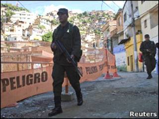 Soldado patrulla comuna de Medellín