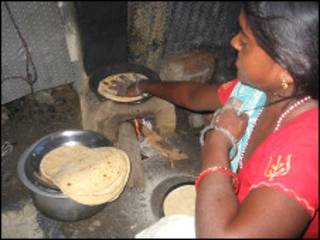 बाढ़ में खाना बनाना