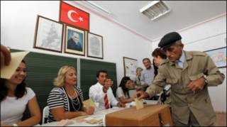 Turkiyaliklar konstitutsiyaviy referendumda ovoz berishgan
