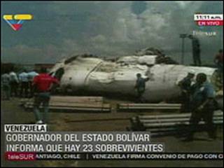 Imagem de TV venezuelana mostra avião acidentado no país