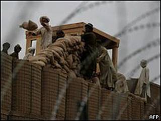 Afganos trabajan en las obras de una base de EE.UU. en Kandahar (Archivo).