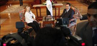 Hilary Clinton y presidente egipcio Hosni Mubarak