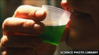 Uống Methadone (ảnh tư liệu)