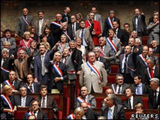 Deputados socialistas durante sessão tumultuada em Paris