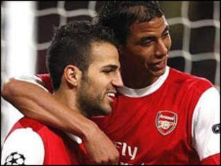 Fabregas na Chamakh wakipongezana