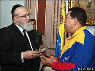 El rabino Isaac Cohen junto al presidente de Venezuela Hugo Chávez