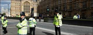 Agentes de policía vigilan las cercanías del palacio de Westminster