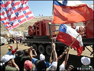 Comemoração da chegada de parte de uma perfuradora a mina do Chile