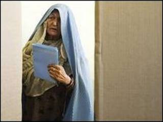 Mulher vota no Afeganistão