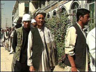 Raia wa Afghanistan Wakipiga Kura