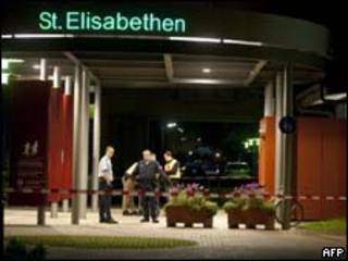 Policiais isolam hospital St. Elisabethen, em Loerrach, Alemanha, neste domingo (AFP, 19 de setembro)