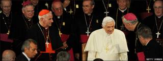 Benedicto XVI rodeado de obispos