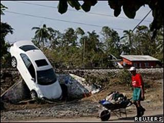 Un vecino de Samoral, cerca de Veracruz, empuja un carro con sus pertenencias.