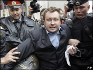 Московская милиция разгоняет участников гей-парада