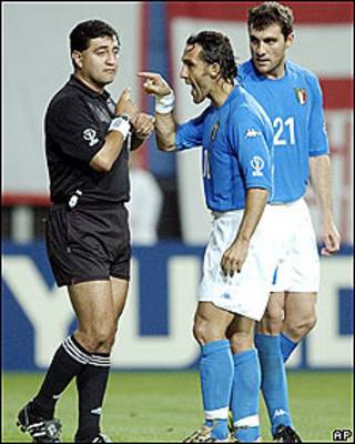 El jugador italiano Angelo Di Livio le protesta al árbitro Byron Moreno durante el partido entre Italia y Corea del Sur en el Mundial 2002