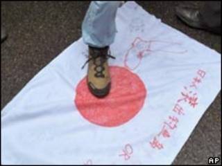 中国示威者踩踏日本国旗(18/09/2010)