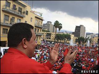 Chávez durante comício em Caracas (Reuters)