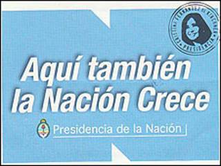 Sello con la cara de la presidenta argentina Cristina Fernández de Kirchner que aparece en todos los carteles de obra pública del país