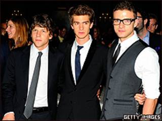 De izquierda a derecha, Jesse Eisenberg, Andrew Garfield y Justin Timberlake