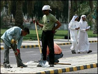 عمال في الكويت