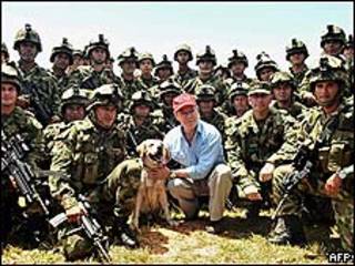 El presidente de Colombia, Juan Manuel Santos, junto a los efectivos que participaron en la "Operación Sodoma"