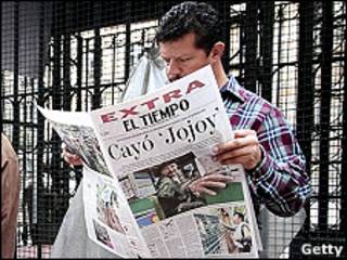 Un hombre lee un periodico con la noticia de la muerte del "Mono Jojoy"
