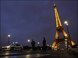 Paris'te Eyfel Kulesi ve polis