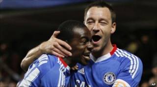 Terry và Kakuta (trái) sau khi ghi bàn