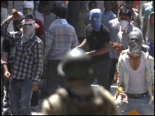 पत्थर फेंकने वाले प्रदर्शनकारी