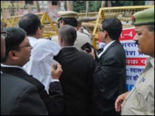 इलाहाबाद हाई कोर्ट के फ़ैसले में विवादित स्थल को तीन हिस्सों में बाँटने को कहा गया है