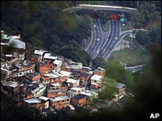 Vista de una autopista desde una favela en Río de Janeiro