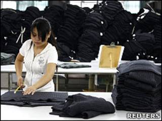 江西贛州某製衣廠的生產車間(22/6/2010)