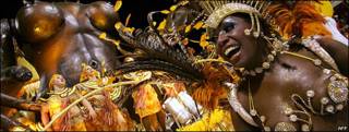 Una mujer baila en el carnaval de Brasil