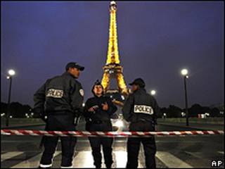 Policías frente a la Torre Eiffel de París