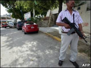 Policial em Acapulco (Foto: AFP)