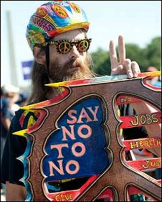 Manifestante con un cartel que dice "Di no al no".