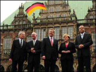 Políticos em celebração pela reunificação, em Bremen