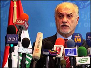 O ministro Hussein Al-Shahristani durante entrevista em Bagdá (Foto: AP)