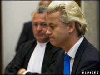 O parlamentar holandês Geert Wilders durante audiência nesta segunda-feira (Reuters, 4 de outubro)